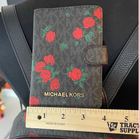 °｡⋆♡ Michael Kors Backpack & Passport Holder Set (HB-2) - Picture 8 of 14